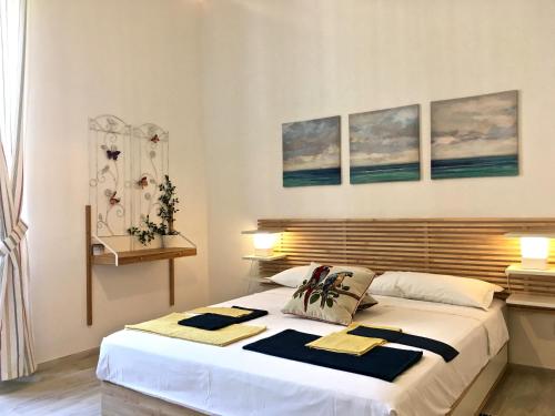 a bedroom with a large white bed in a room at Mare&Sentieri Apartment in La Spezia