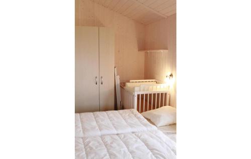 トラフェミュンデにあるSchatzkiste 16 - Dorf 4のベッド1台とキャビネット付きの小さな部屋です。
