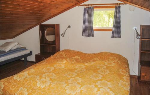 TåstarpにあるAmazing Home In Munka-ljungby With 2 Bedrooms And Internetのベッドルーム(大型ベッド1台、窓付)