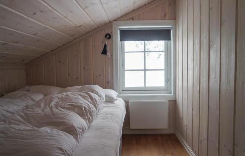 1 dormitorio con cama y ventana en Cozy Home In Lillehammer With Wifi, en Lillehammer