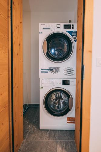 a washer and dryer in a small room at Apart Lodge belMont in Saas-Fee