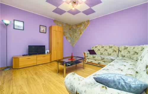 Televízia a/alebo spoločenská miestnosť v ubytovaní Two-Bedroom Apartment In Omis