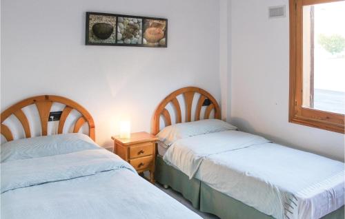 מיטה או מיטות בחדר ב-1 Bedroom Gorgeous Apartment In Rojales