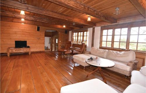 sala de estar con sofá y mesa en Stunning Home In Hammar With Jacuzzi en Hammarö