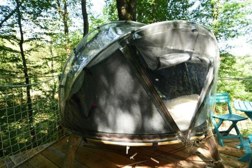 a iguana tent on a deck in the woods at Bulle Espace Fouletot in Mont-sous-Vaudrey