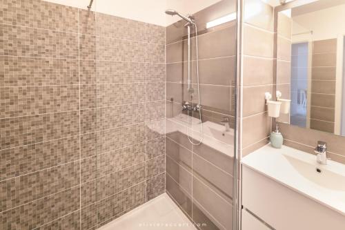 a bathroom with a shower and a sink at Natsuocean in Vieux-Boucau-les-Bains