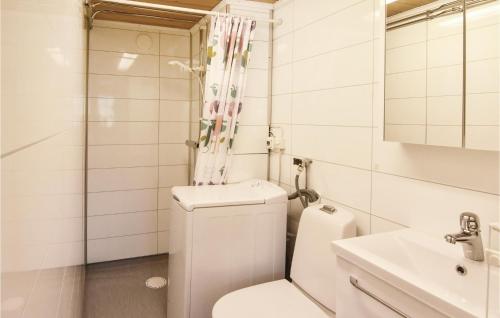 La salle de bains blanche est pourvue de toilettes et d'un lavabo. dans l'établissement Amazing Apartment In Sysslebck With Wifi, à Sysslebäck