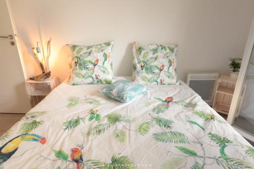 a bedroom with a bed with birds on it at Natsuocean in Vieux-Boucau-les-Bains