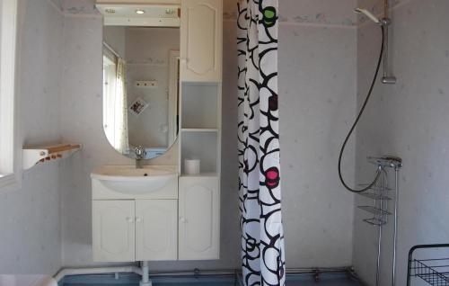 ein Bad mit einem Waschbecken und einem Spiegel in der Unterkunft Lovely Home In Sknes Fagerhult With Kitchen in Skånes Värsjö