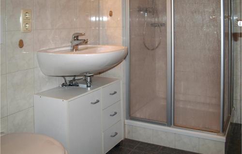 ein Bad mit einem Waschbecken und einer Dusche in der Unterkunft Nice Apartment In Katschow With 2 Bedrooms And Wifi in Katschow