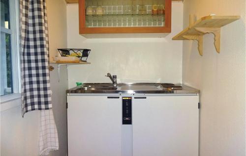 Kuchyň nebo kuchyňský kout v ubytování Lovely Home In Beddingestrand With Wifi