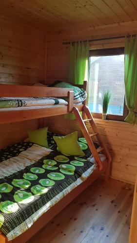 Domki Eldorado في دارووفكو: غرفة نوم مع سريرين بطابقين في كابينة