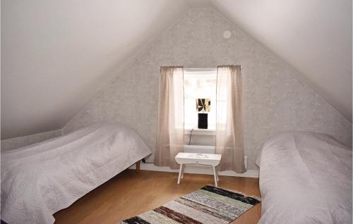 Postel nebo postele na pokoji v ubytování Stunning Home In Tjllmo With Kitchen