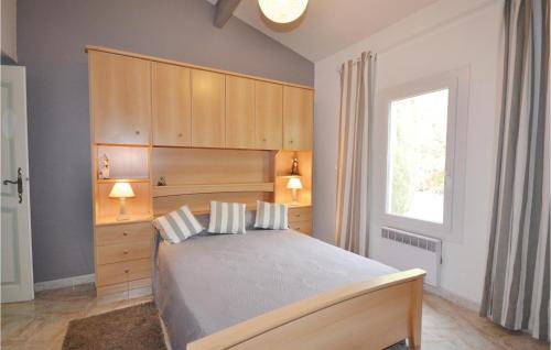 維桑的住宿－維桑QR-938度假屋，一间卧室设有一张大床和一个窗户。