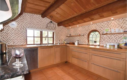 Dapur atau dapur kecil di Stunning Home In Hammarö With Jacuzzi
