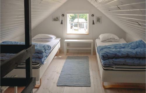 LidhultにあるStunning Home In Lidhult With Kitchenの二段ベッド2台と窓が備わる客室です。