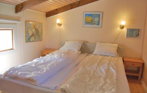 ein großes Bett in einem Schlafzimmer mit zwei Nachttischen in der Unterkunft Lovely Home In Sknes Fagerhult With Kitchen in Skånes Värsjö