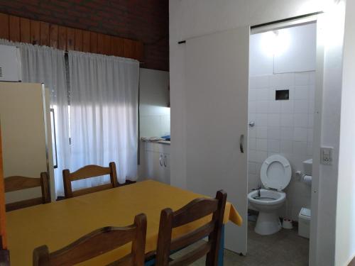 サンタ・ロサ・デ・カラムチタにあるDepartamento Loma Hermosaのキッチン(テーブル付)、トイレが備わります。