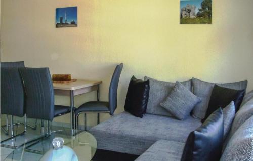 uma sala de estar com um sofá e uma mesa com cadeiras em Gorgeous Apartment In Wernigerode With Kitchen em Wernigerode