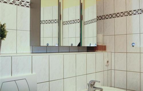 ein Bad mit einem Waschbecken und einem Spiegel in der Unterkunft Gorgeous Apartment In Wernigerode With Kitchen in Wernigerode