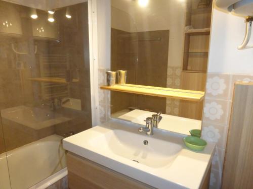 een badkamer met een wastafel, een douche en een bad bij Grande Chaume A123 in Le Sauze