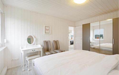 Ein Bett oder Betten in einem Zimmer der Unterkunft Amazing Home In Zerpenschleuse With Wifi