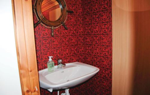 ÅsensbrukにあるNice Home In sensbruk With 2 Bedroomsのバスルーム(白い洗面台、鏡付)