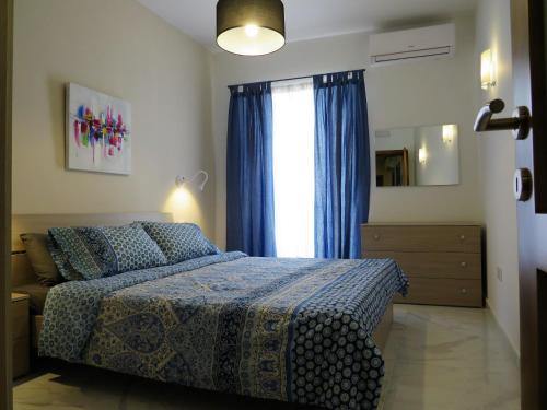 Tempat tidur dalam kamar di Pepprina Apartment by SeaStays 1 minute to Seafront