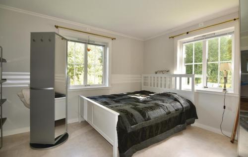 オーリェングにあるBeautiful Home In rjng With 4 Bedrooms And Wifiのベッドルーム1室(ベッド1台、窓2つ付)