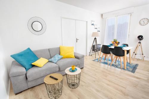 un salon avec un canapé et une table dans l'établissement LA MAISON DU BONHEUR, à Rouen