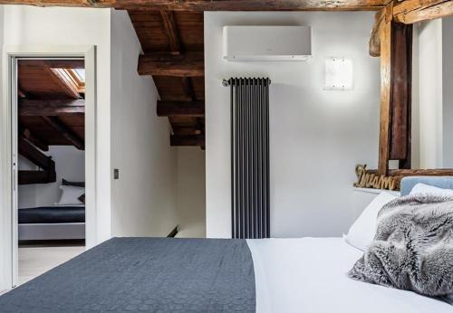 um quarto com uma cama com um radiador e uma janela em Ponte Milvio Luxury House em Roma