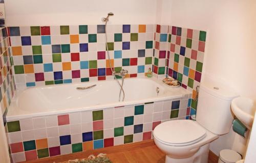 La salle de bains est pourvue de toilettes et d'une baignoire avec du carrelage coloré. dans l'établissement Nice Home In Frigiliana With House A Mountain View, à Frigiliana