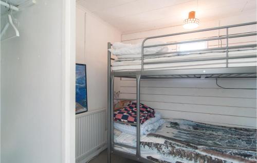 Postel nebo postele na pokoji v ubytování One-Bedroom Holiday Home In Larbro