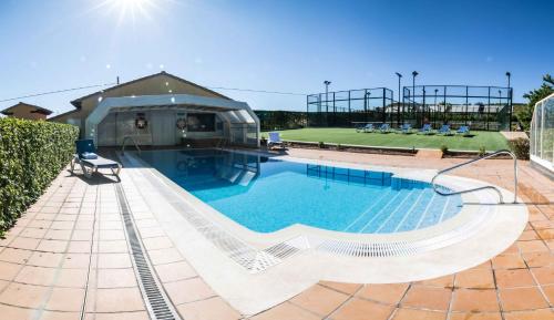 una piscina en una casa con un edificio en Hotel de Montaña Rubielos, en Rubielos de Mora