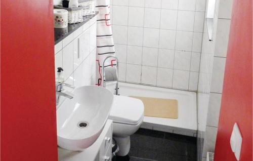 リンツ・アム・ラインにあるBeautiful Apartment In Linz Am Rhein With Wifiのバスルーム(洗面台、トイレ、バスタブ付)