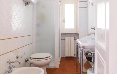 パルゲリーアにあるIl Papaveroのバスルーム(トイレ、洗面台付)