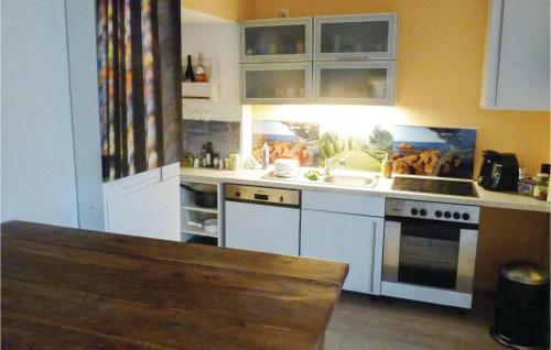 リンツ・アム・ラインにあるBeautiful Apartment In Linz Am Rhein With Wifiのキッチン(白いキャビネット、コンロ付)