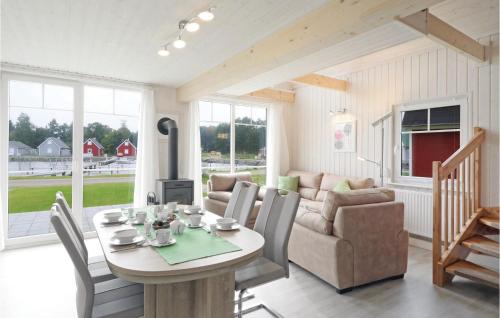 Un lugar para sentarse en Beautiful Home In Zerpenschleuse