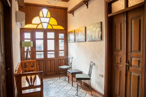 a hallway with chairs and a table and a window at LUWİ ANTAKYA BOUTİQUE HOTEL in Hatay