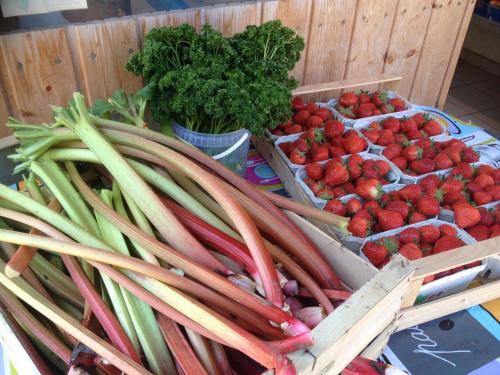 a display of strawberries and other fruits and vegetables at Gite du Marché d'Elsa in Kilstett