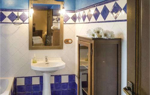 La salle de bains est pourvue d'un lavabo et d'un miroir. dans l'établissement Lovely Home In Osuna With Outdoor Swimming Pool, à Osuna