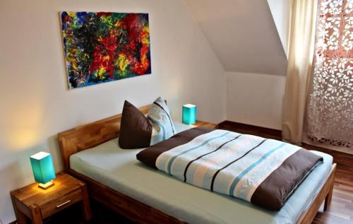 1 dormitorio con 1 cama con una pintura en la pared en Bel Etage, en Düsseldorf
