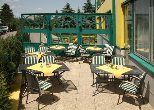 een groep tafels en stoelen op een patio bij Hotel Asperner Löwe in Wenen