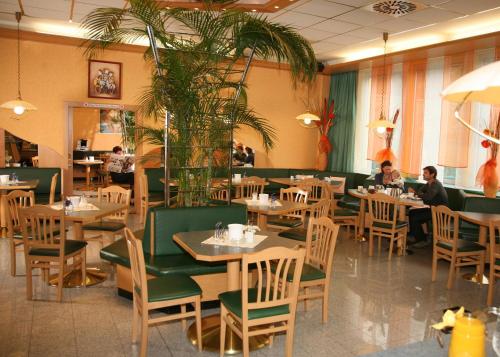 Reštaurácia alebo iné gastronomické zariadenie v ubytovaní Hotel Asperner Löwe