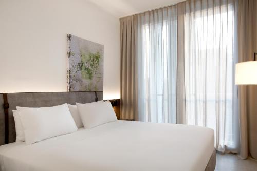J Hotel photo 36