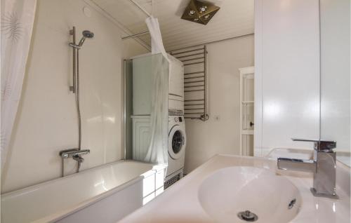 a white bathroom with a sink and a washing machine at Awesome Home In Sollebrunn With 4 Bedrooms And Wifi in Sollebrunn