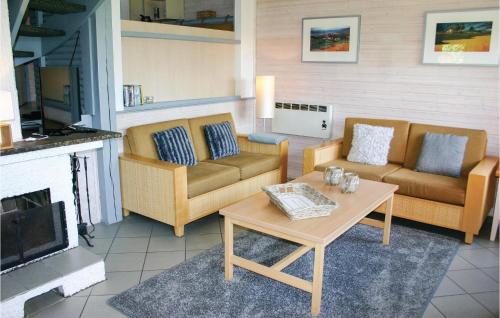 ein Wohnzimmer mit zwei Sofas und einem Couchtisch in der Unterkunft Ferienhaus 120 In Kirchheim in Kirchheim