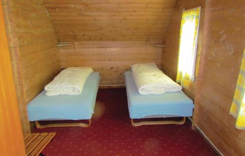 En eller flere senger på et rom på Beautiful Home In Bjoa With 4 Bedrooms
