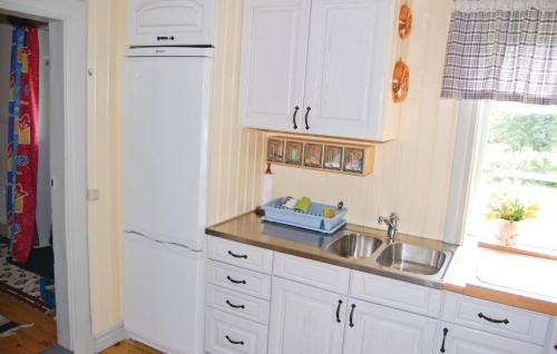 uma cozinha com um lavatório e um frigorífico branco em Awesome Home In Falkping With Kitchen em Broddetorp