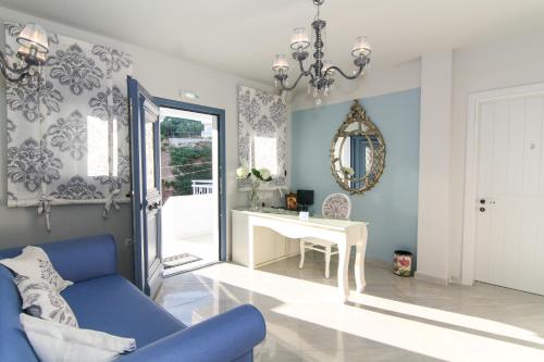 Sala de estar azul con sofá azul y escritorio en Golden Blue Studios, en Chrysi Ammoudia